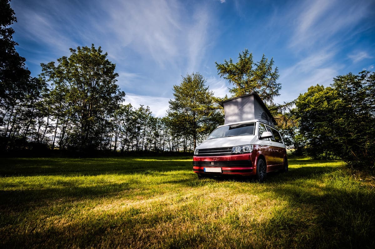 A VW T6 camping Van mit einem offenem Dach